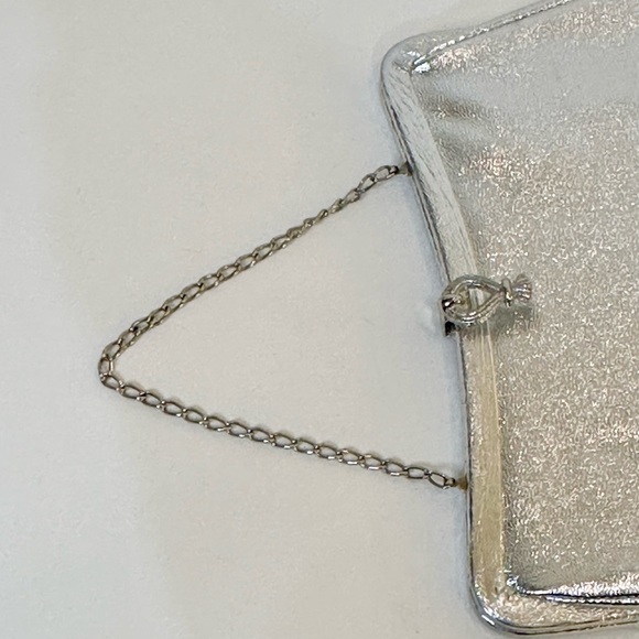 🌟HP🌟VTG 1950s-60s Silver Vinyl Decorative Lift Clasp Evening Bag - Picture 9 of 14